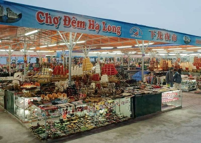 Chợ đêm được xem là một trong những địa điểm hoạt động về đêm nổi tiếng với sự đông vui, náo nhiệt tại thành phố Hạ Long