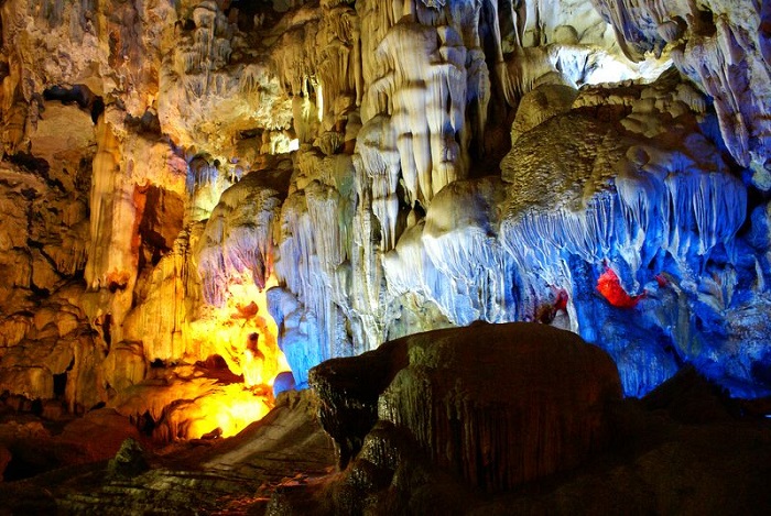 Động Thiên Cung là một trong những hang động đẹp nhất của vịnh Hạ Long