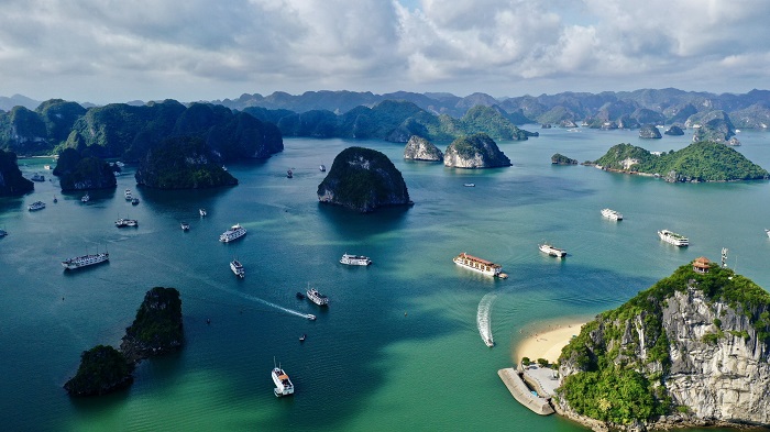 Vịnh Hạ Long là một trong những vịnh nổi tiếng nhất và có phong cảnh đẹp nhất Việt Nam